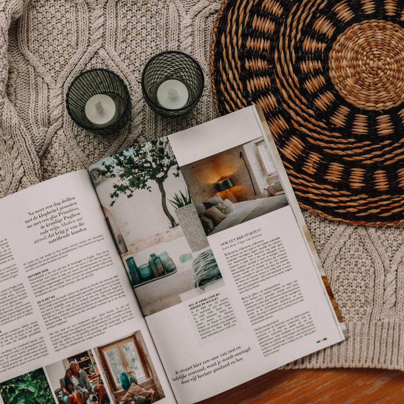 Revista abierta y textiles suaves para una guía sobre perimenopausia