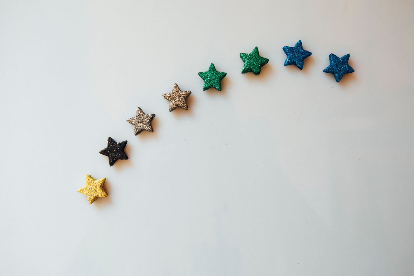 Estrellas sobre fondo pastel para una guía de opiniones sobre Inira Menopausia