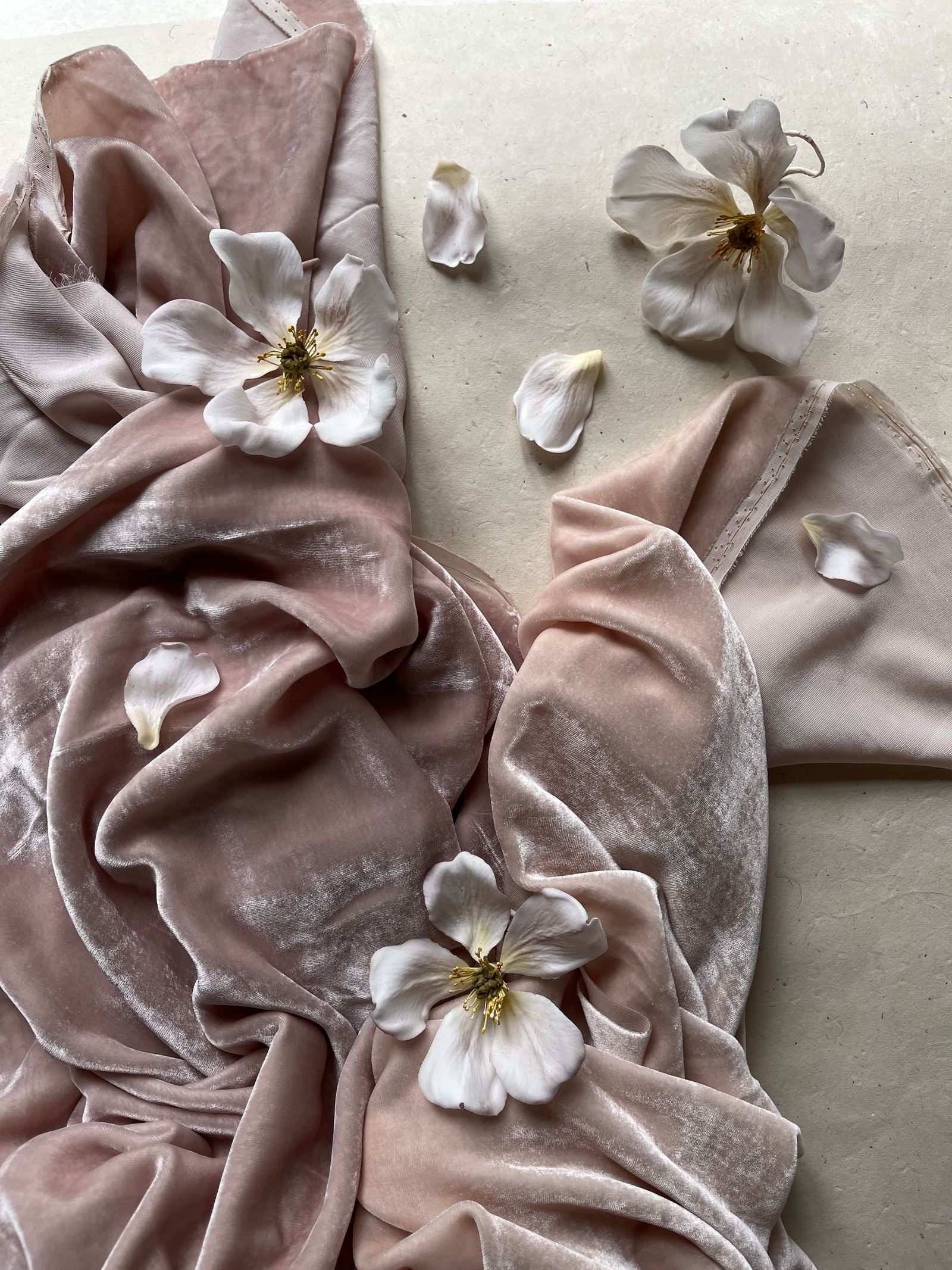 Flores blancas sobre tela suave para una guía de bienestar íntimo