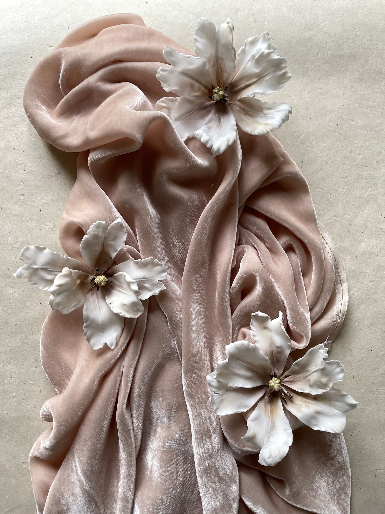 Flores sobre tela suave para una guía de opiniones sobre Inira Libido