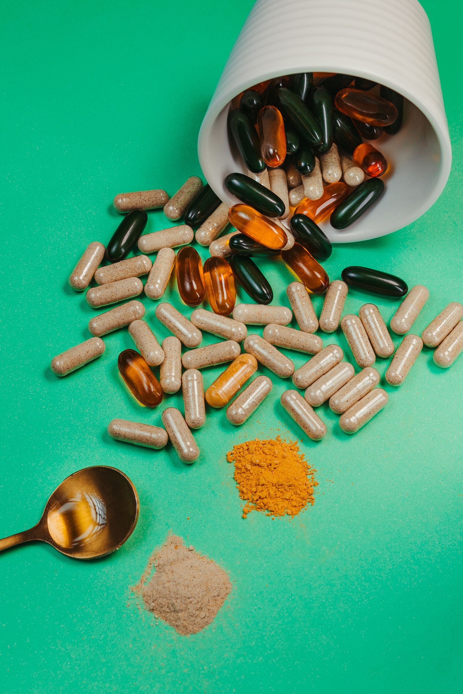 Cápsulas y polvos de suplementos para una guía sobre deseo sexual bajo