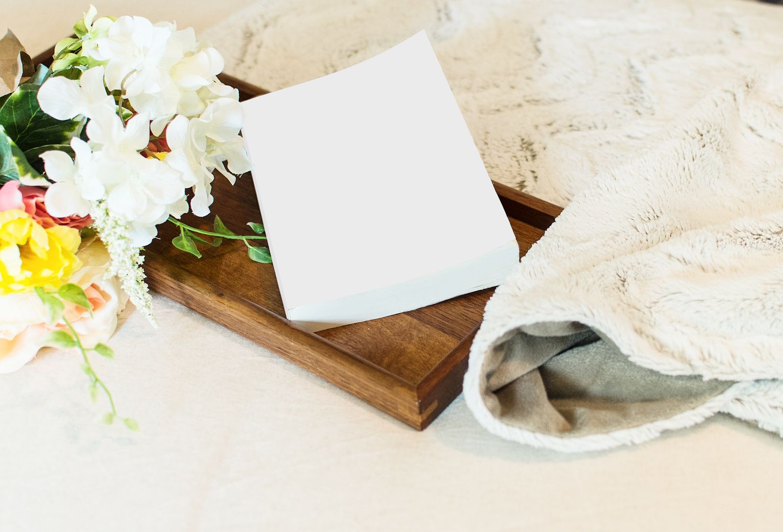 Cama con flores y bandeja para una rutina nocturna de mujer a partir de los 40