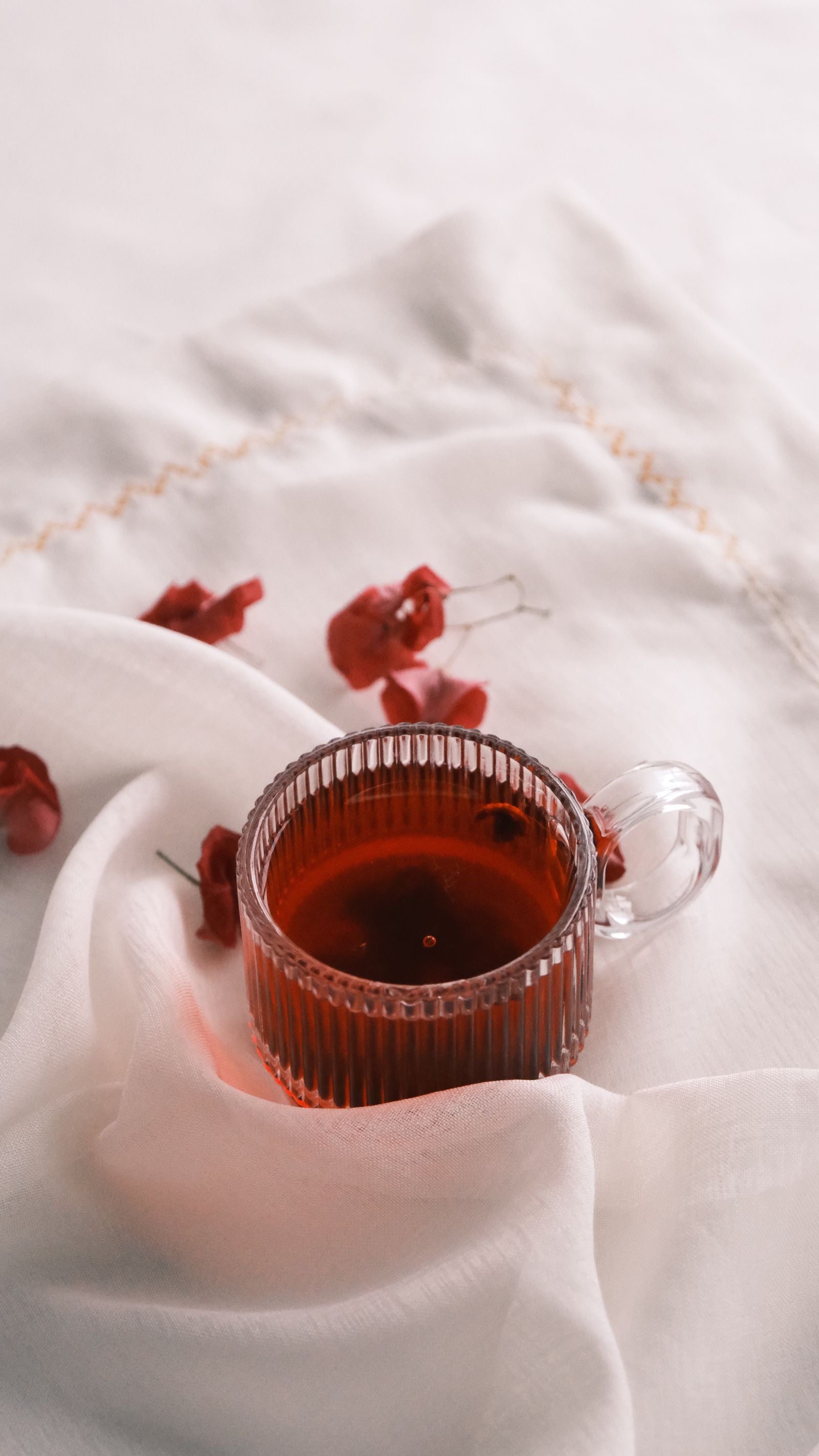 Taza de infusión para una guía sobre triptófano y descanso nocturno