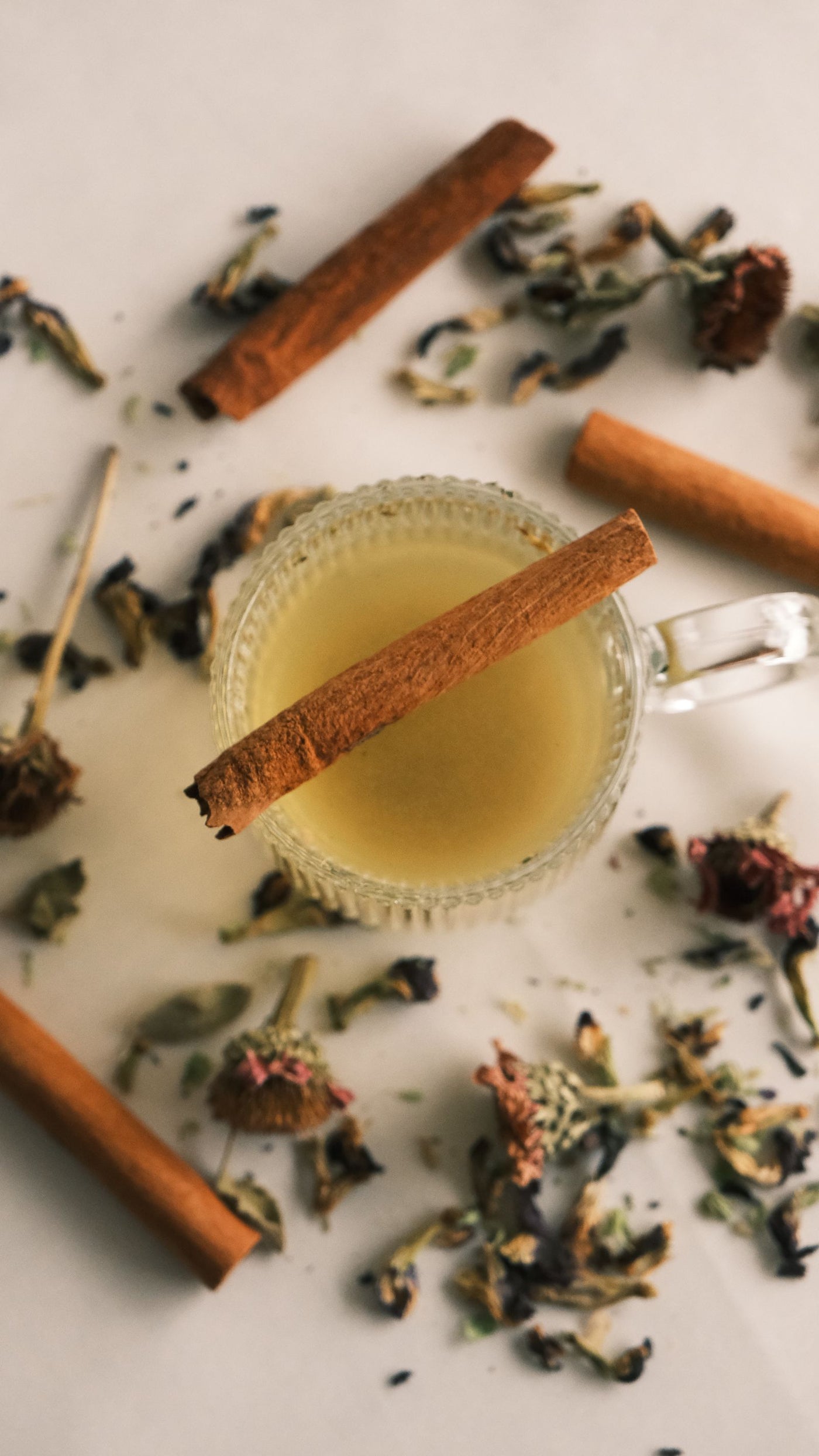 Infusión de hierbas para una guía sobre valeriana y pasiflora para dormir