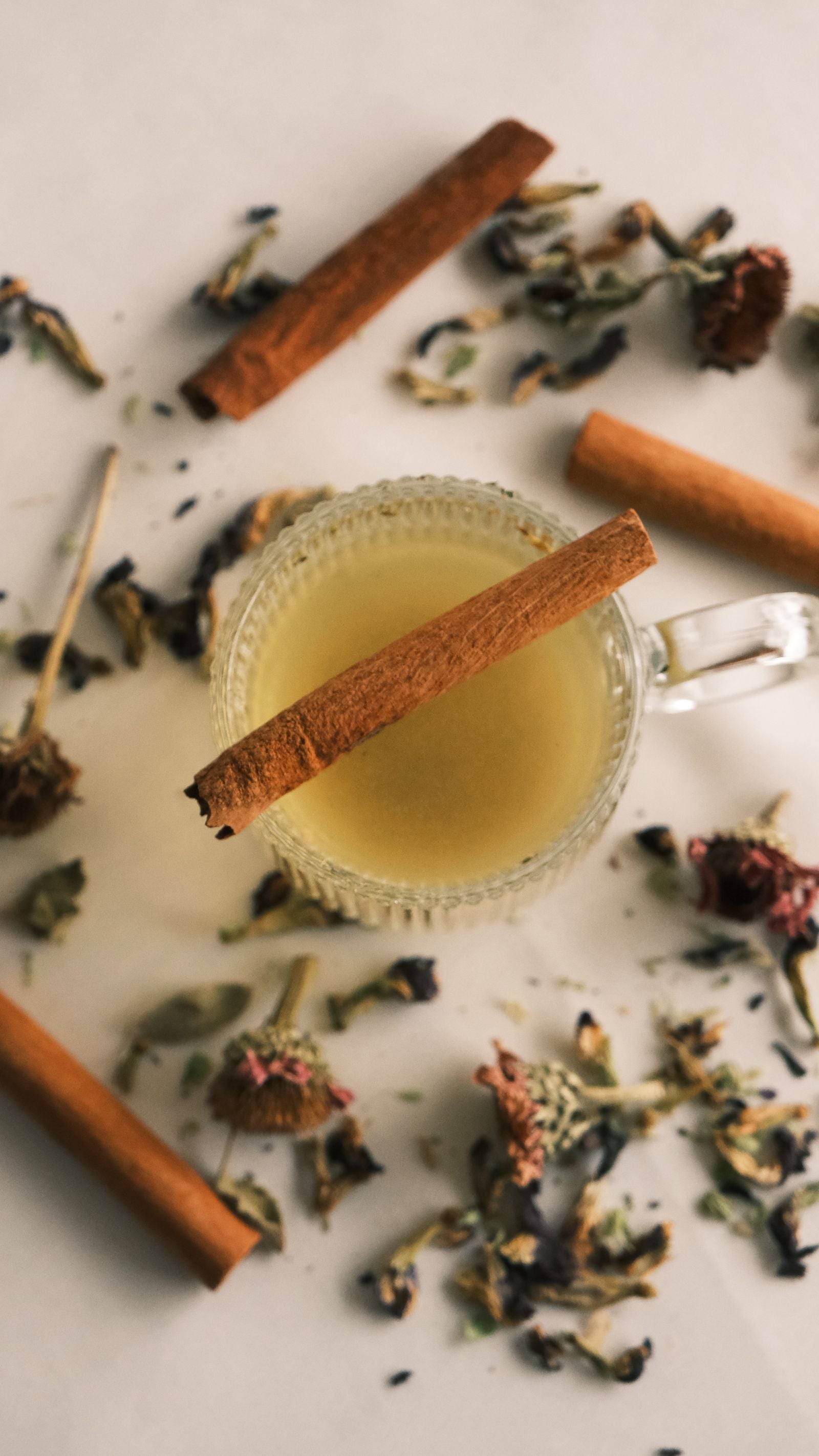 Infusión de hierbas para una guía sobre valeriana y pasiflora para dormir