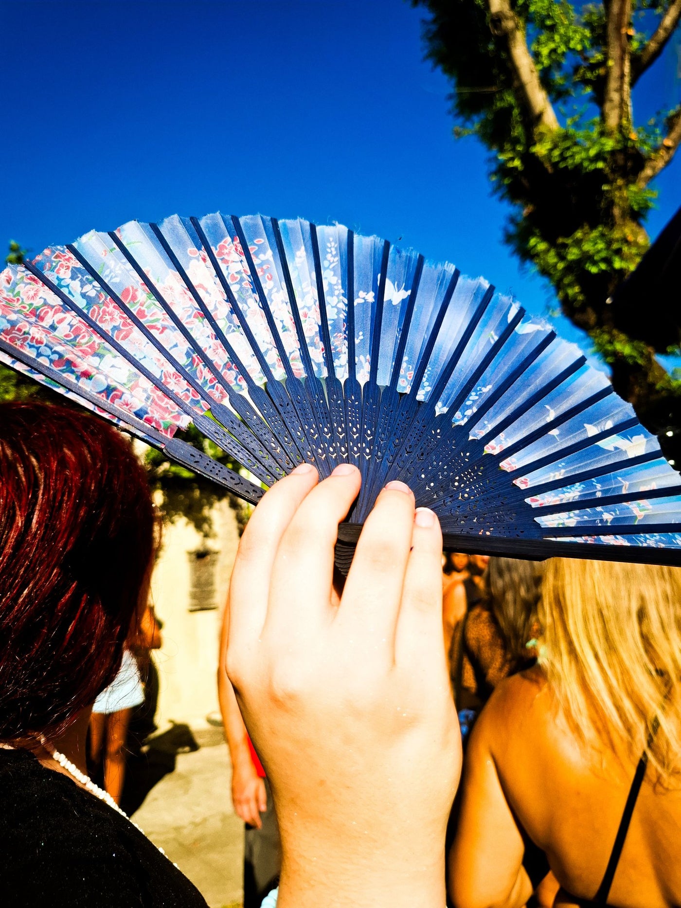 Abanico de mano para una guía sobre calor y síntomas de la menopausia