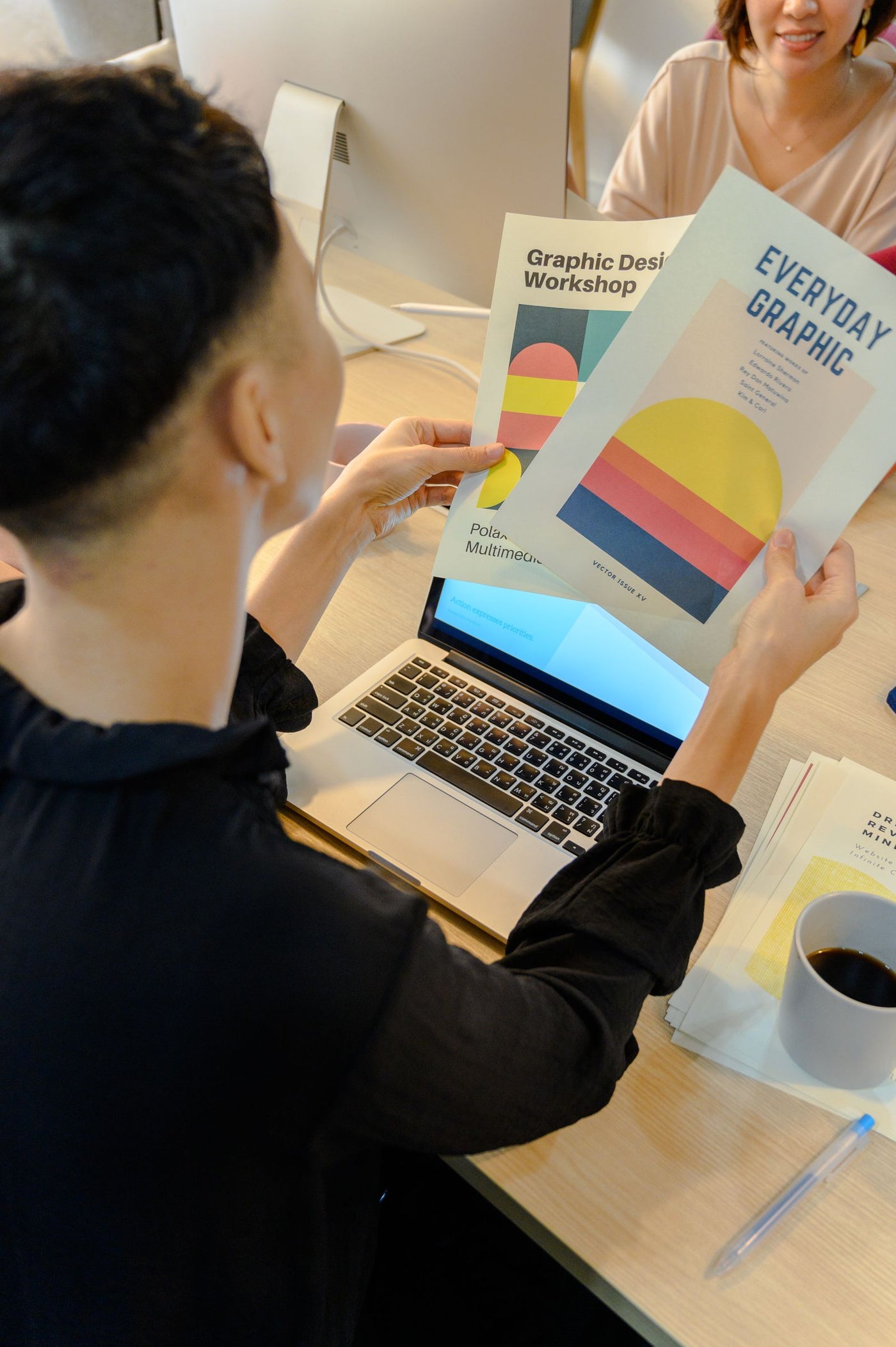 Documentos comparativos sobre una mesa para una guía sobre cómo elegir Inira