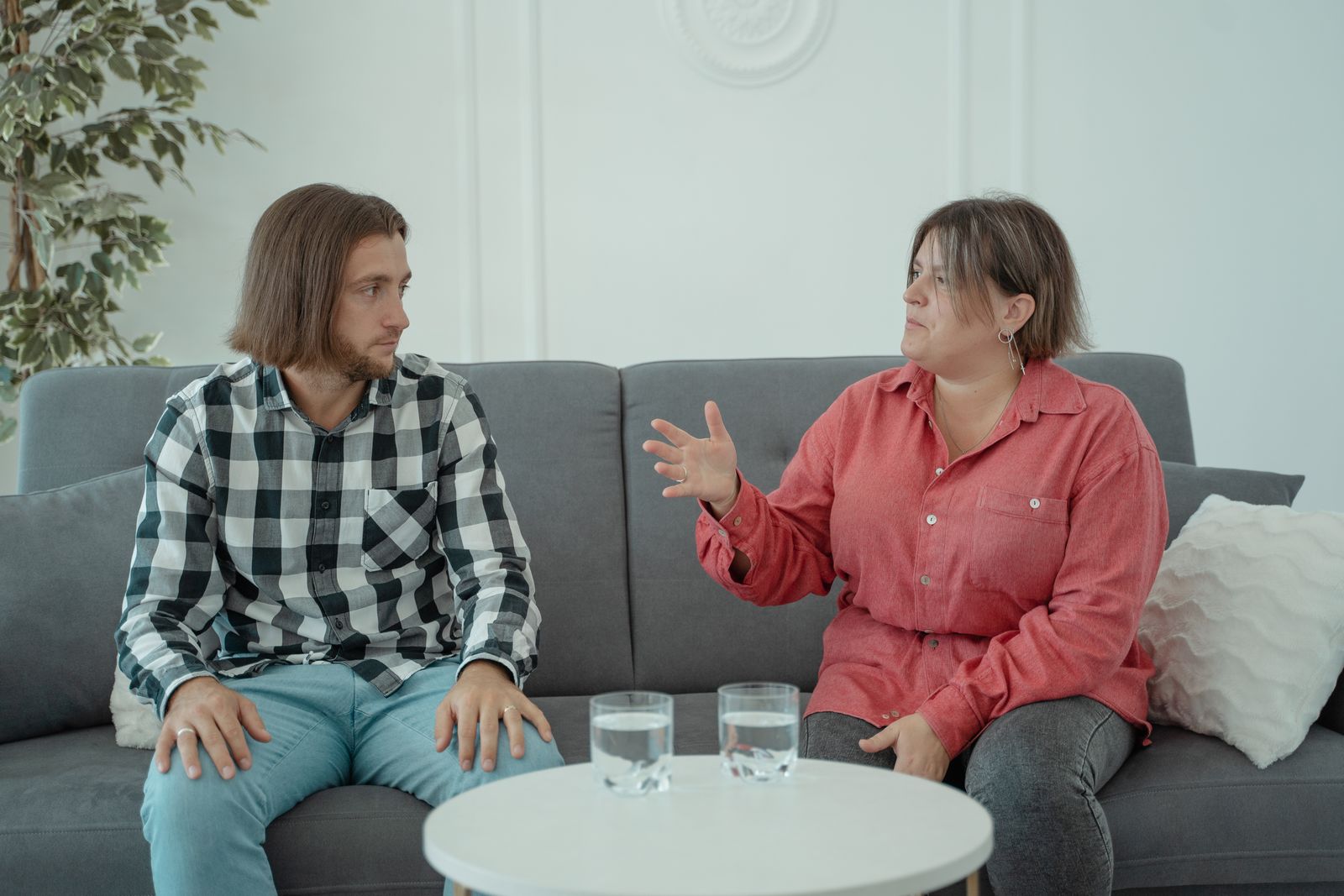 Escena editorial respetuosa para una guía sobre anticonceptivos y libido