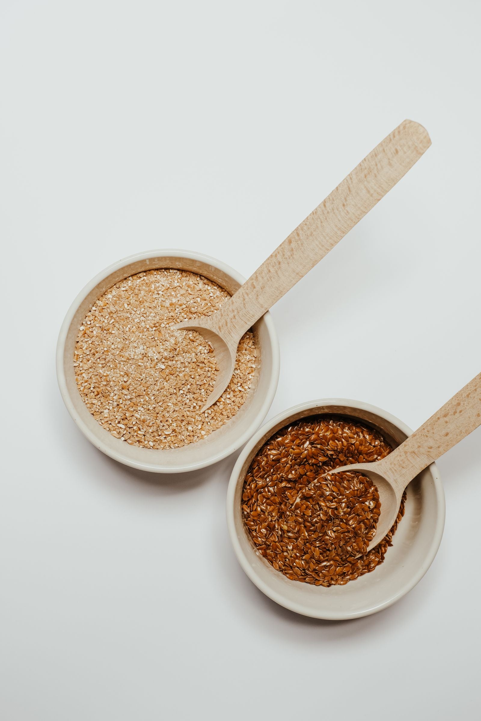 Escena editorial respetuosa para una guía sobre alimentos afrodisíacos para mujeres