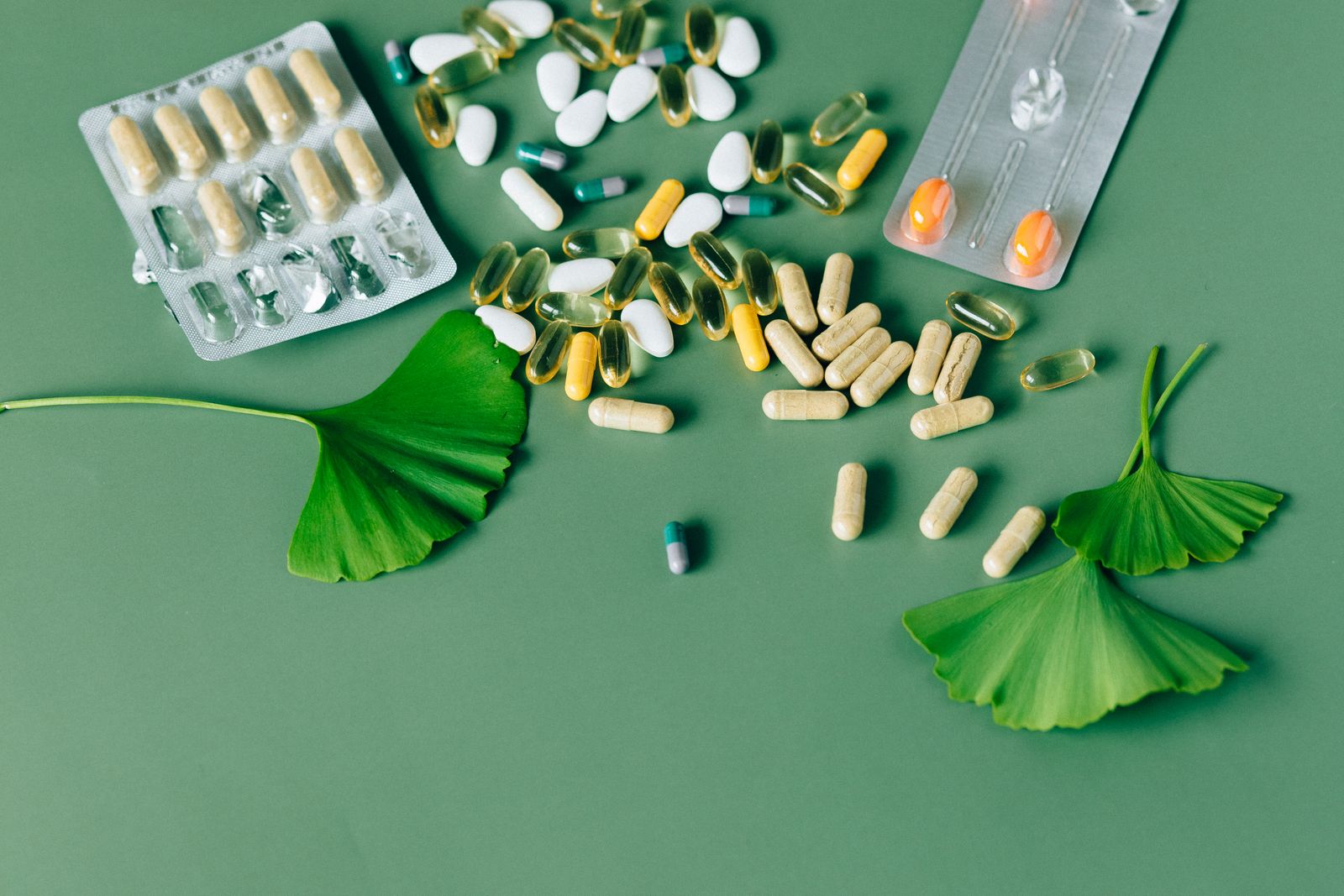 Mujer comparando suplementos para la menopausia en una mesa limpia