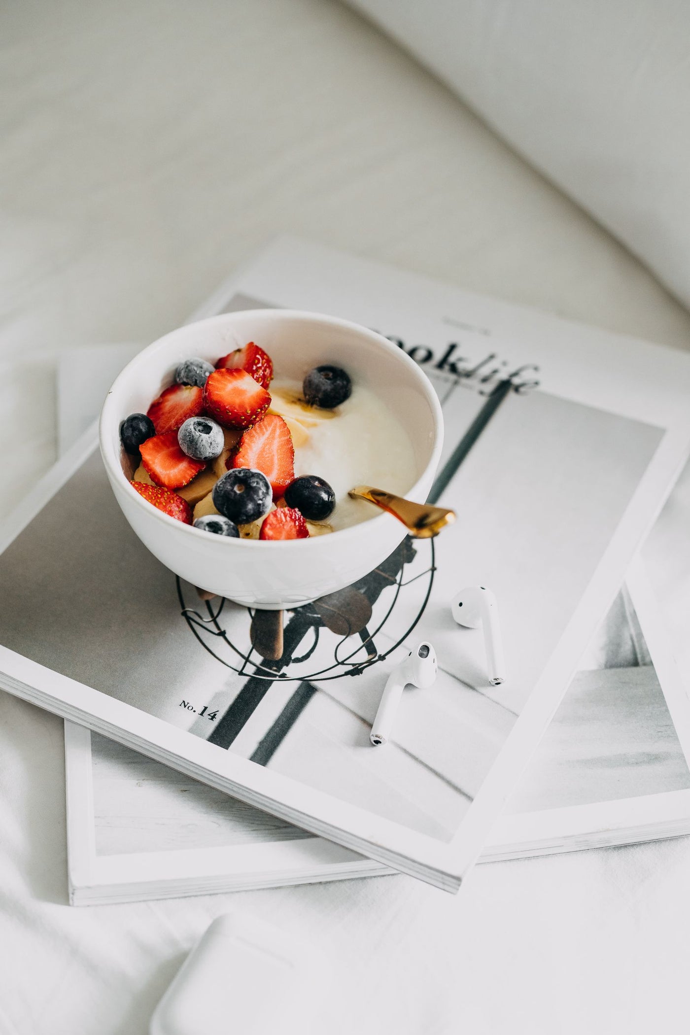 Desayuno saludable y lectura para una guía de cuidado femenino integral