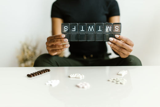 Organizador de pastillas para una guía práctica sobre cómo tomar Inira