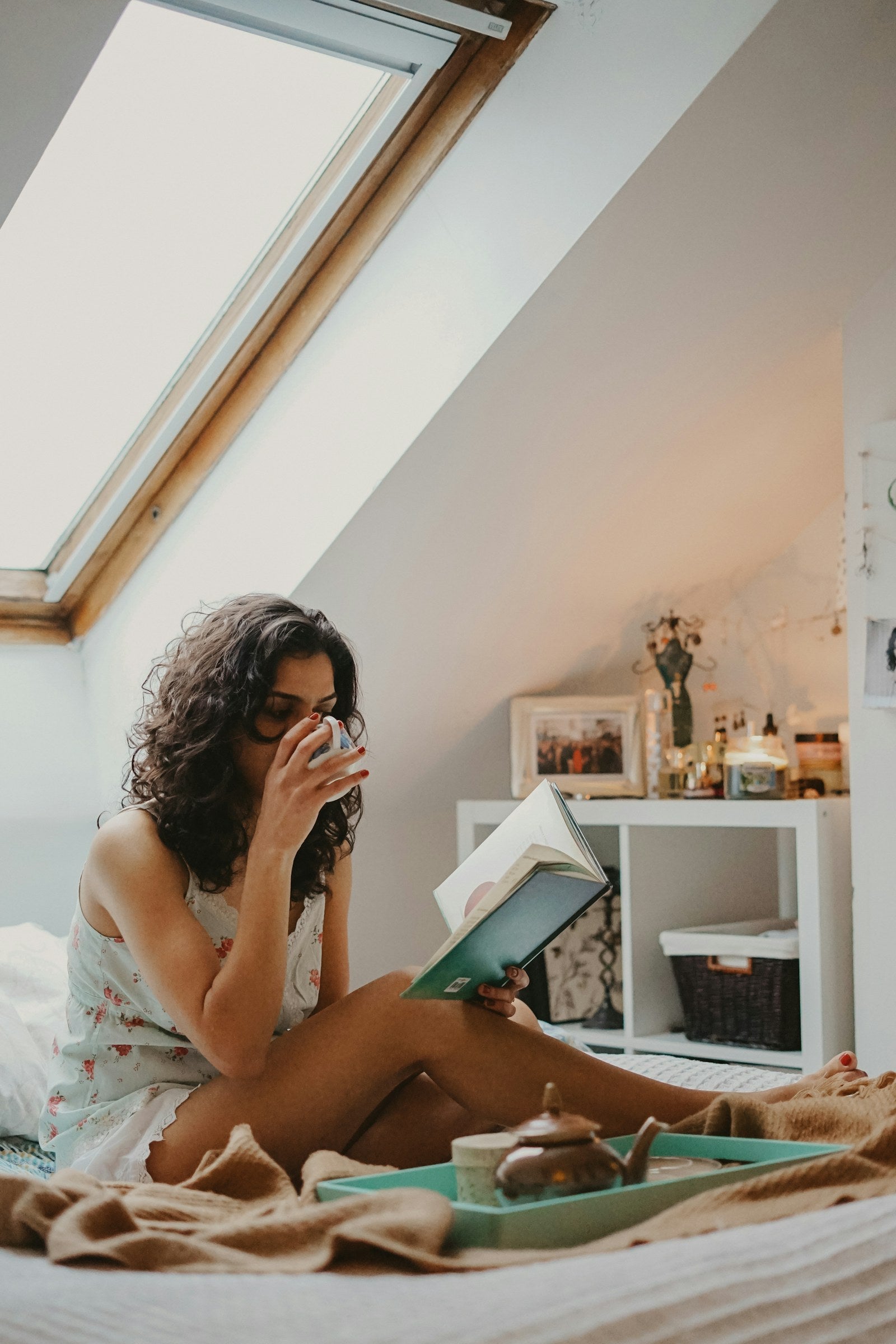 Mujer descansando con libreta para una guía sobre cansancio sueño libido