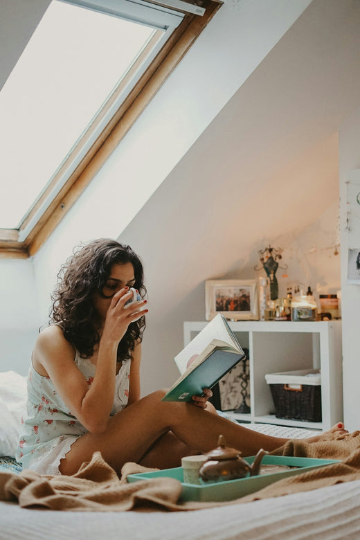 Mujer descansando con libreta para una guía sobre cansancio sueño libido