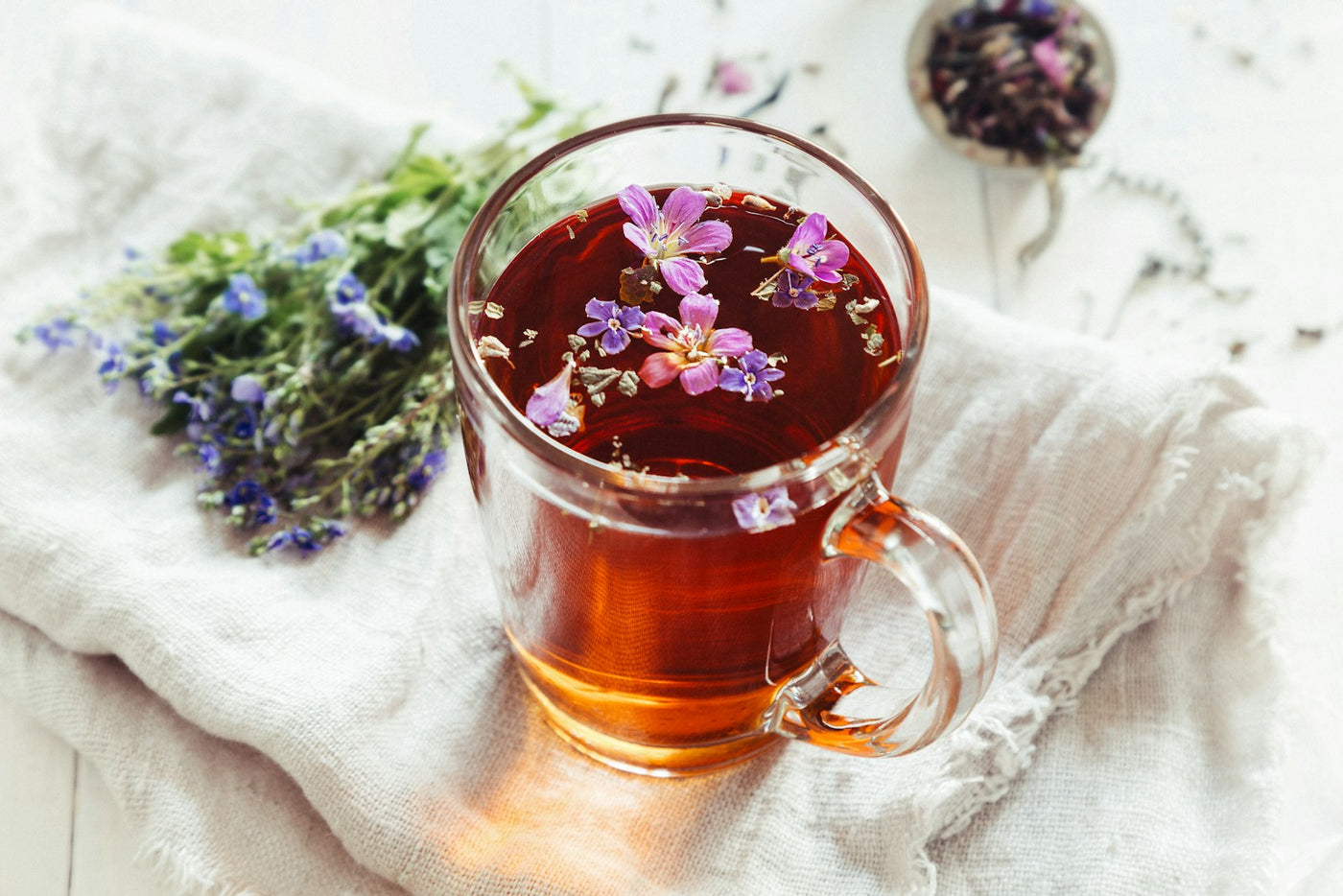 Infusión nocturna y flores para una guía sobre valeriana y pasiflora para dormir