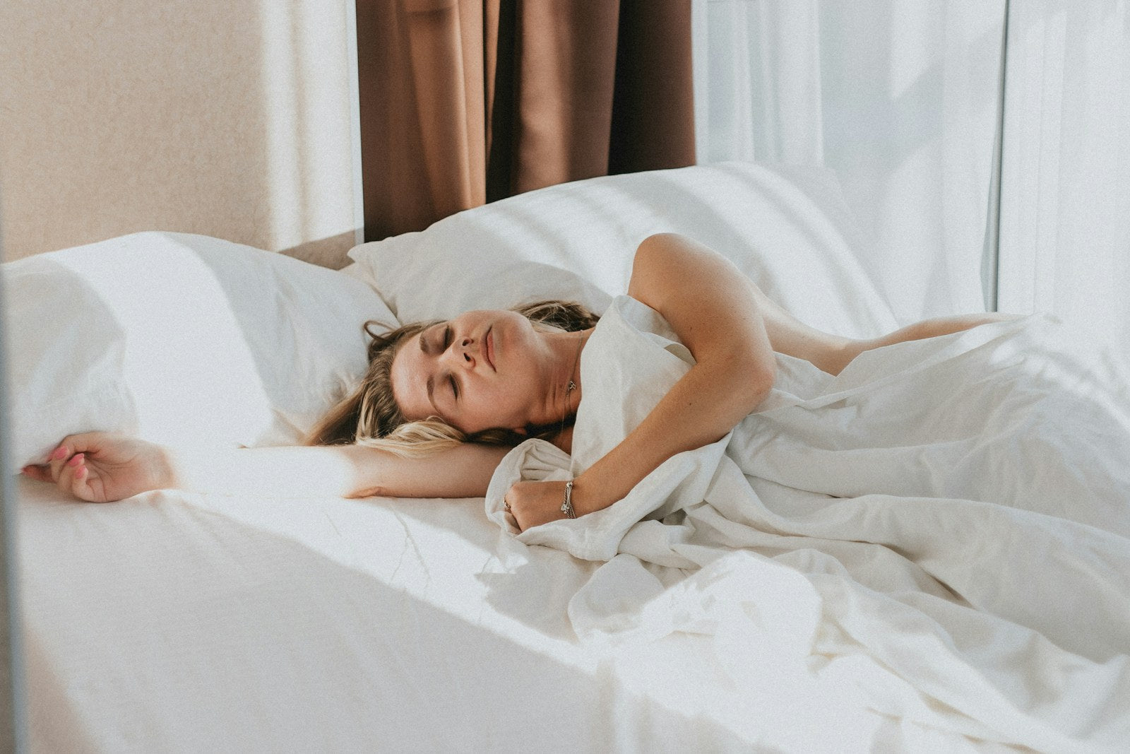 Dormitorio tranquilo con tonos suaves para una guía sobre insomnio en la menopausia