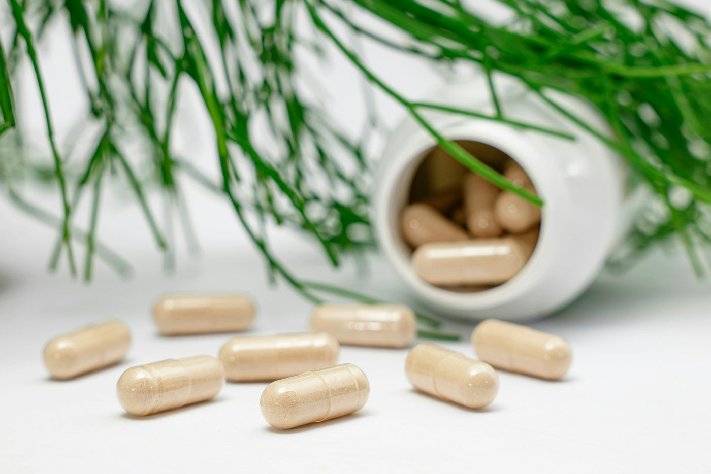 Mujer comparando suplementos para la menopausia en una mesa limpia