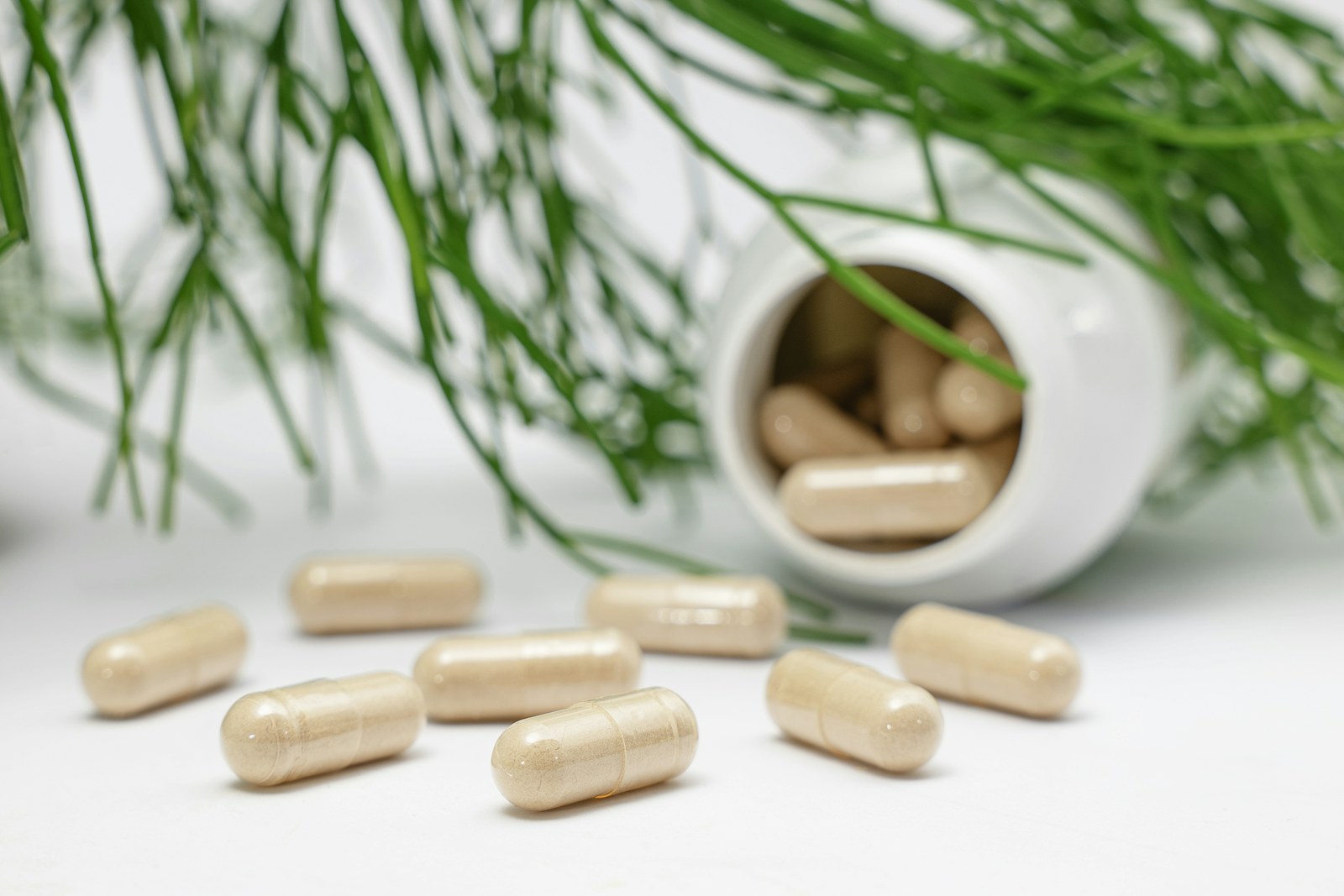 Mujer comparando suplementos para la menopausia en una mesa limpia