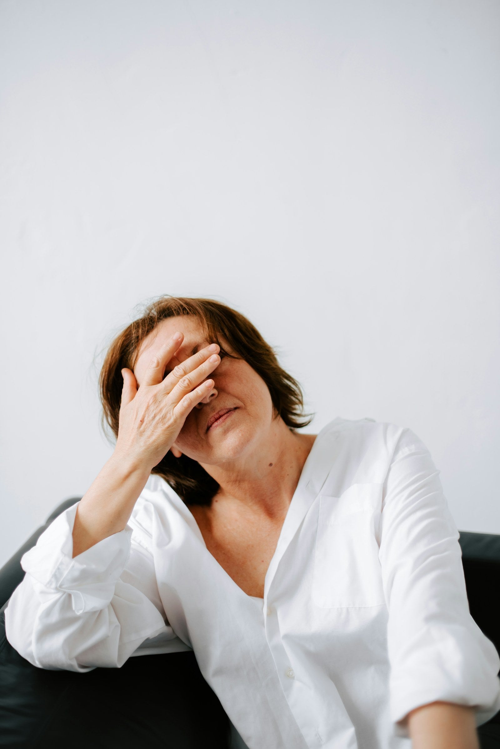 Dormitorio fresco y sereno para una guía sobre sofocos nocturnos en la menopausia