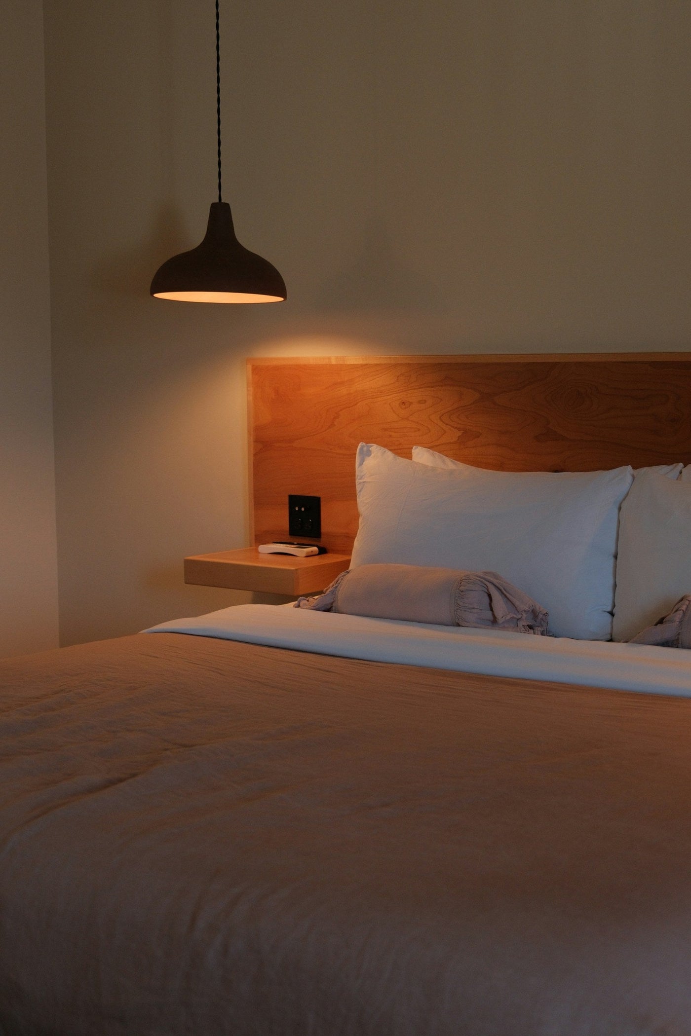 Rutina nocturna mujer 40 con luz cálida, libro y cama preparada