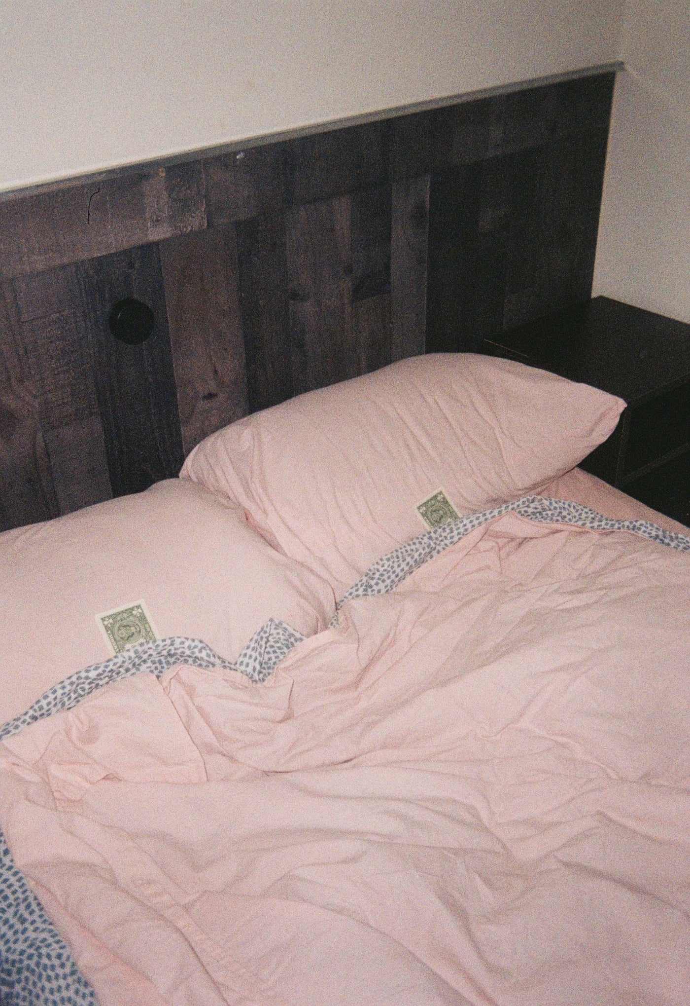 Rutina nocturna con luz suave para una guía sobre triptófano para dormir