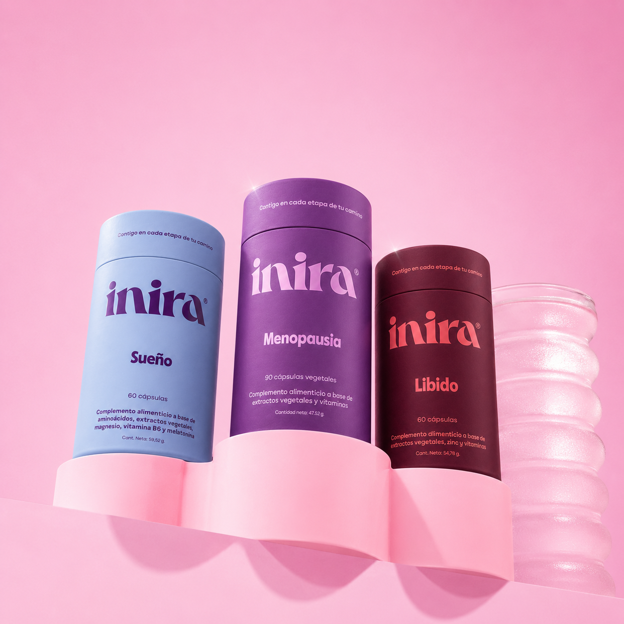 Pack de tres suplementos Inira Sueño, Menopausia y Libido con fondo rosa y ondas decorativas